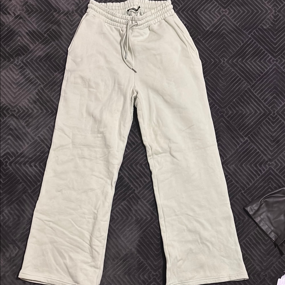 Boohoo Wide-Leg Sweatpants (pastel green)